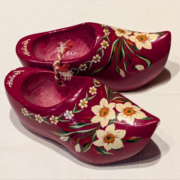 Hunnick Dutch Souvenir Set: Ceramic Trivet Tile and Painted Wooden Shoes - Picture 2 of 6